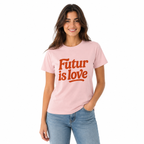 T-shirt femme rose Futur is Love, lettrage cursif orange brique seventies