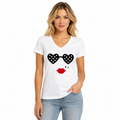T-shirt femme col V blanc, lunettes de soleil en forme de cœur à pois et bouche rouge
