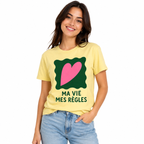 T-shirt femme jaune Ma Vie Mes Règles, grand cœur rose dans un cadre vert ondulé