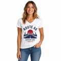 T-shirt Route 66 Adventure Awaits : écusson Route 66 et slogan Adventure Awaits