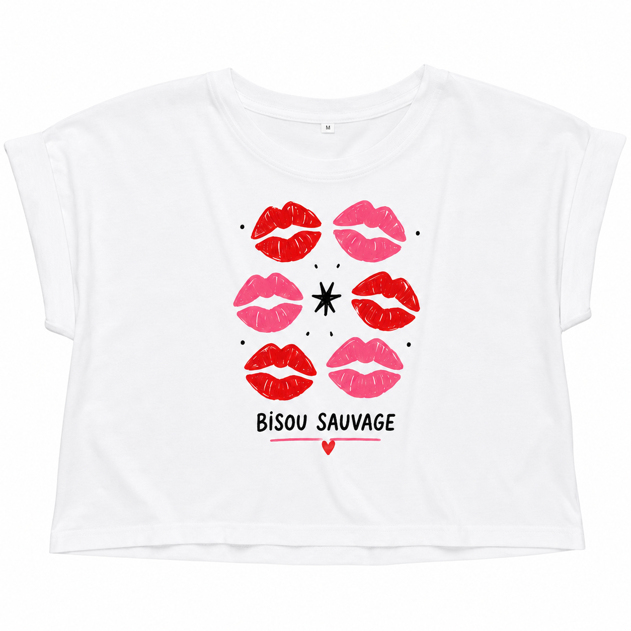 T-shirt crop top blanc Bisou Sauvage : détail du motif Bisou Sauvage