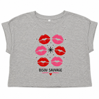 T-shirt crop top gris chiné Bisou Sauvage : détail du motif Bisou Sauvage
