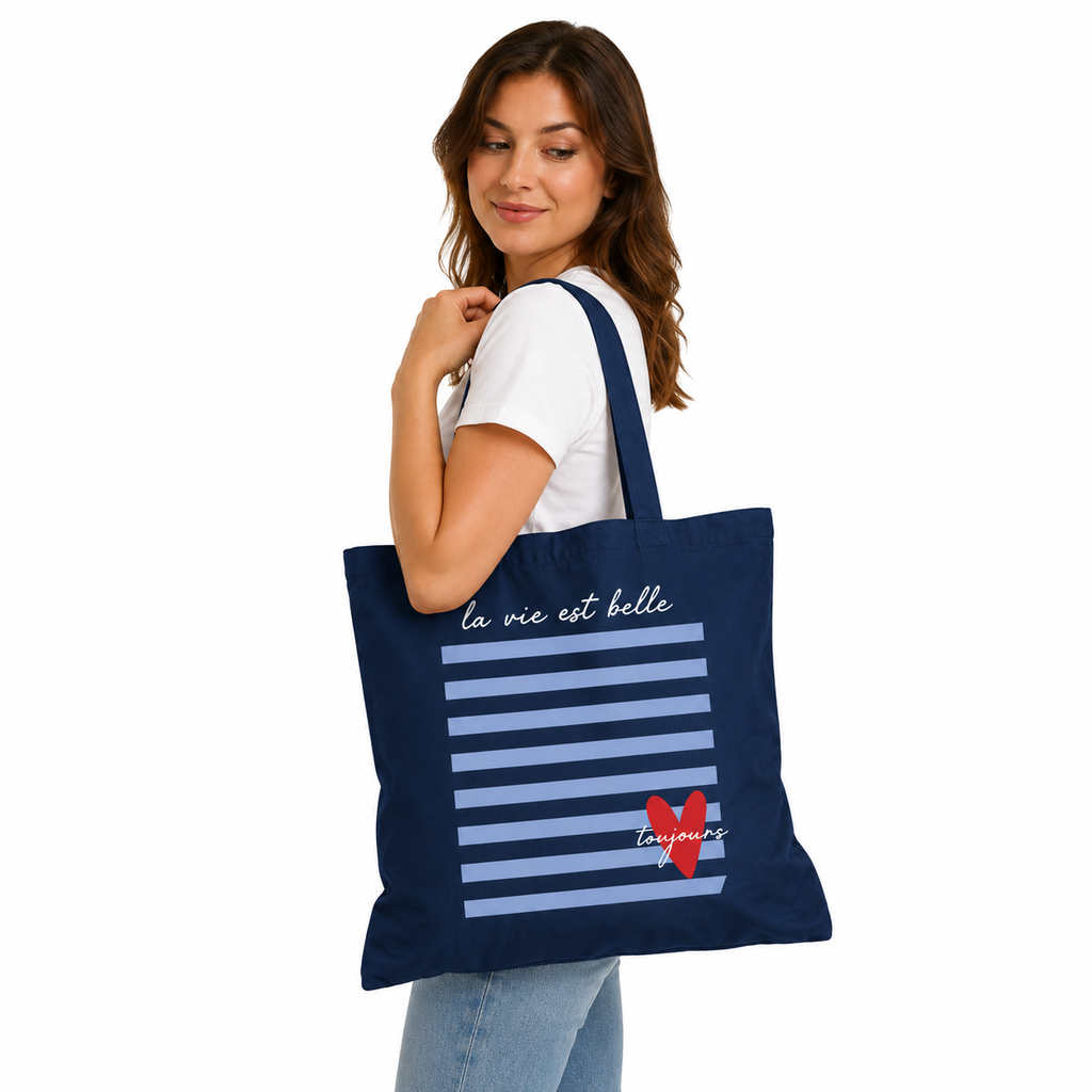 Tote bag La vie est belle toujours marine : rayures marinière bleu ciel, message la vie est belle en cursive et cœur rouge