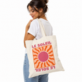 Tote bag Le Soleil naturel : grand soleil ondulé orange et rose encadré comme une carte de tarot, lettrage Le Soleil
