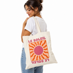 Tote bag Le Soleil naturel : grand soleil ondulé orange et rose encadré comme une carte de tarot, lettrage Le Soleil