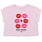 T-shirt crop top rose clair Bisou Sauvage : détail du motif Bisou Sauvage