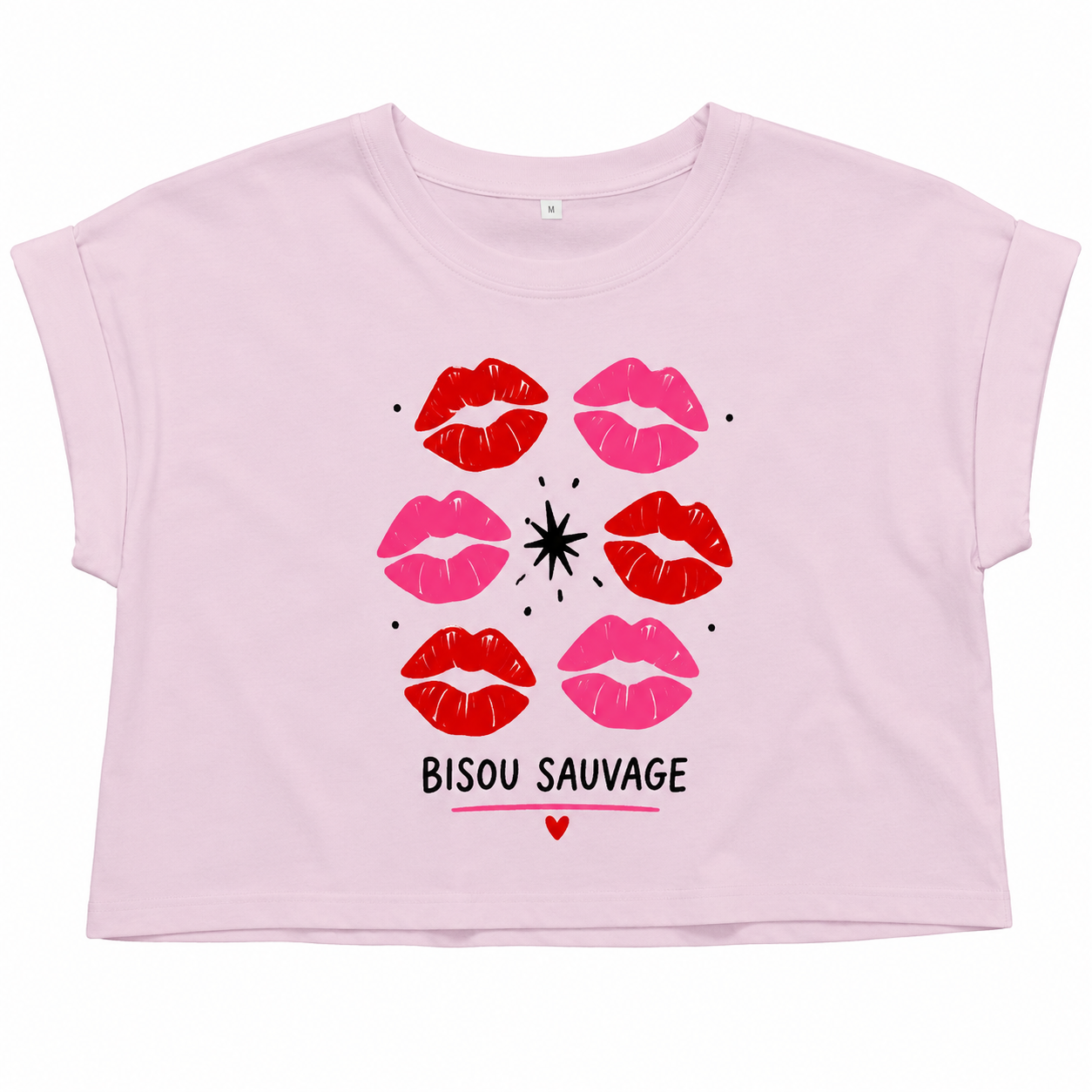T-shirt crop top rose clair Bisou Sauvage : détail du motif Bisou Sauvage